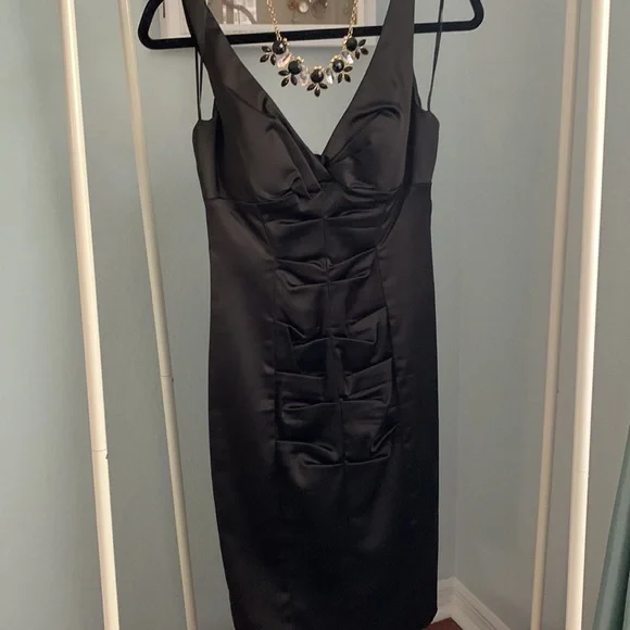 Cache size 8 black satin dress - Picture 2 of 6